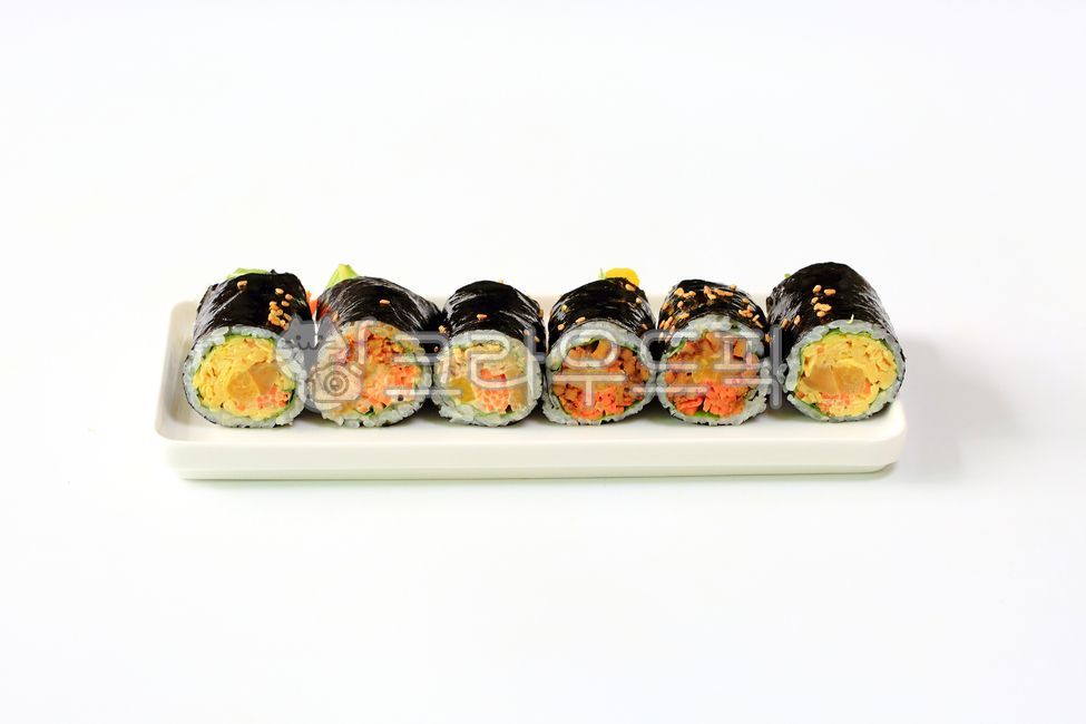 김밥,모듬김밥,식사,참치김밥,매콤제육김밥,계란김밥,어묵김밥,접시,dish,쌀,계란,어묵,참치,요리,음식,참깨,밥,식품,흰배경,하얀배경,food,meal,간식,분식,rice,당근,매콤,제육김밥,김,한식,쌀밥,6개,여섯개,먹거리,꼬마김밥