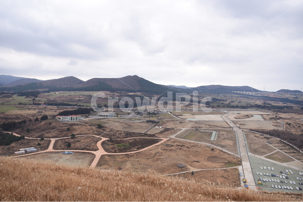 오름,구름,하늘,산,제주도오름,제주도,겨울,자연,풍경,nature,landscape,한국자연풍경,한국자연경관,korea nature landscape,scenery,outdoors,옥외,경치,road,도로