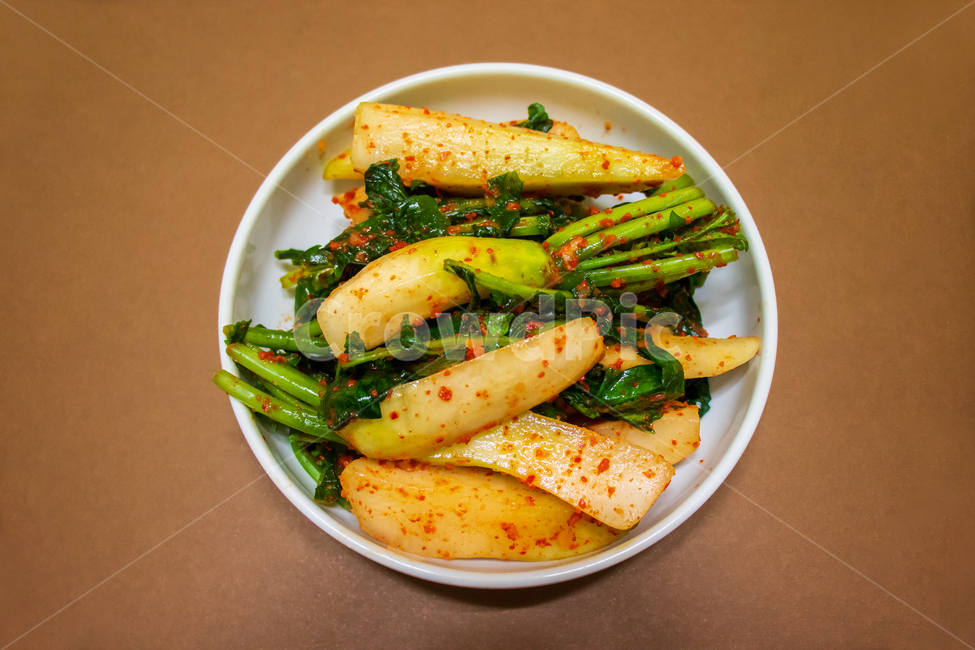 총각김치,알타리김치,김치,반찬,한식,김장,알타리무김치,무,총각무,알타리무,김장김치,한국음식,음식,요리,겨울,식품,야채,채소,한국,발효,발효음식,발효식품,문화,김장철,가을,늦가을,초겨울,전통,식사,집반찬,집밥,소스,전통음식,한국전통음식,부엌,대한민국,남한,아시아,고춧가루,매운,매콤한,맵다,짜다,맛있는,맛있다,양념,양념장,건강,건강한,건강음식,건강한음식,그릇,접시,사기그릇,질그릇,사기접시,홈메이드,홈메이드푸드,배경,바탕,백그라운드,kimchi,chonggakkimchi,youngradishkimchi,daikon,whiteradish,youngradish,chonggakgimchi,koreanfood,cooking,vegetable,food,koreantraditionalfood,traditional,cuisine,cook,korea,korean,meal,gimjang,makingkimchi,gimchi,kimchee,fall,autumn,winter,fermented,fermentedfood,fermentation,eat,kitchen,southkorea,healthy,health,healthfood,healthyfood,dish,delicious,tasty,plate,sauce,seasoning,sidedish,homemade,homemadefood,spicy,hot,chilipowder,redpepperpowder,culture,asia,asian,background,음식,식재료,요리,food,cook,meal,dishes,food reserves,한식,한국음식,한국요리,korean food,korean dishes,korean meal,korean cook