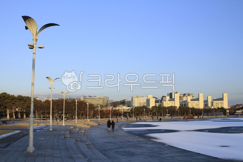 월드컵공원,난지연못,공원,연못,물,가로등,계단,인간,건물,고층건물,도시,중심지,도심,시티,옥외,자연,나무,식물,겨울,얼음,눈,풍경,downtown,city,building,urban,town,human