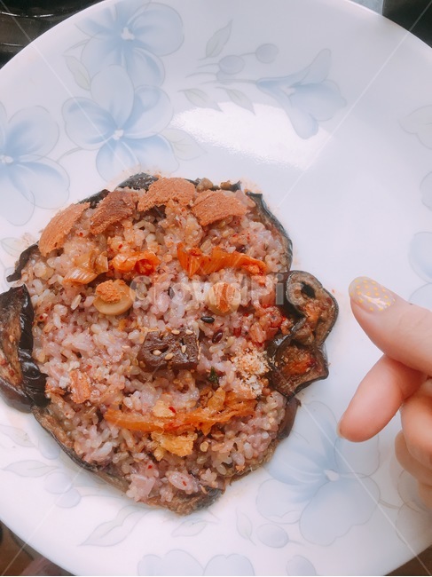 도시락,얼굴,얼굴도시락,소풍도시락,피크닉,핸드메이드,소풍,식재료,요리,food,cook,dishes,foodreserves,홈메이드,감성,봄,빵,김치,마늘,연근,가지,밥,빵가루