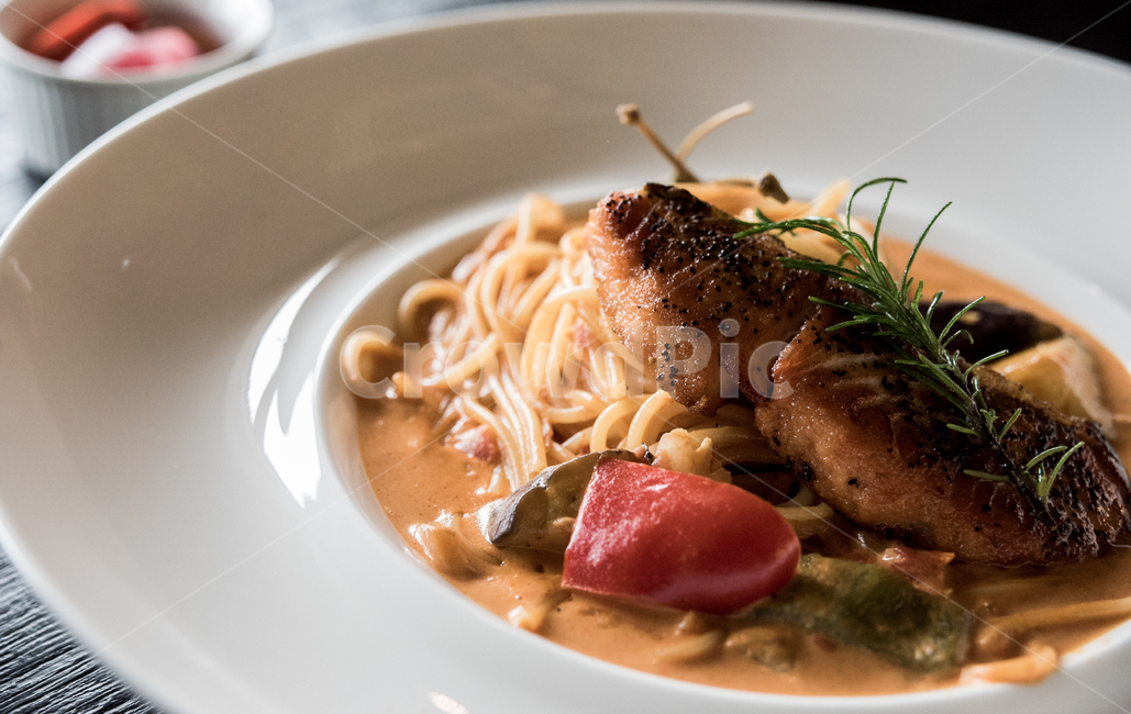 연어스파게티,로제스파게티,로제파스타,퓨전요리,연어,레스토랑음식,파스타,로제소스,연어구이,음식,식재료,요리,food,cook,meal,dishes,food reserves,면류,면요리,noodles,양식,서양음식,서양요리,western food,western dishes,western meal,western cook