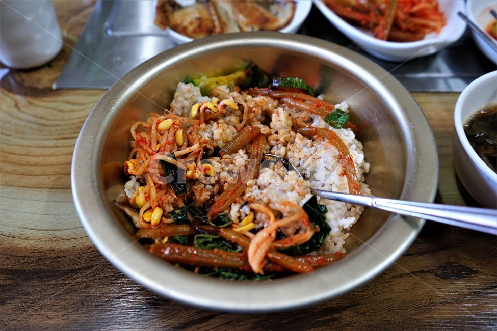 비빔밥,양푼,양은그릇,숟가락,음식,맛,한국음식,전통음식,food,bibimbop,spoon,disk,mix,밥,흰쌀밥,고추장,콩나물,매움,한숟갈,스텐그릇,비빔,부추,끼니,계란,나물,그릇,신선,건강식,김치,쌀밥,참기름,채소,한식,식사,요리,음식,식재료,요리,food,cook,meal,dishes,food reserves,한식,한국음식,한국요리,korean food,korean dishes,korean meal,korean cook