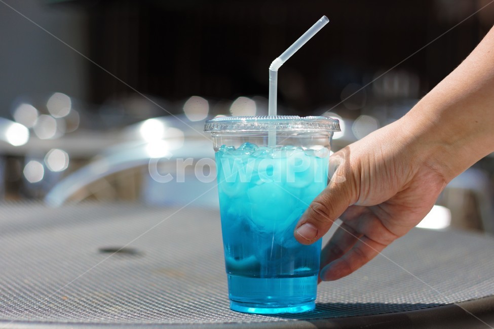 음료수,음료,에이드,손,여름,블루,blue,summer,블루레몬에이드,레몬에이드,lemonade,시원한,상쾌한,차가운,cool,refresh,리프레쉬,빨대,straw,beverage,컵,cup,투명한,transparent,야외,드링킹,drinking,drink,closeup,클로즈업,ice,아이스,여름,계절,summer,season,음료수,drink,beverage,cocktail,칵테일,음주,마실 것,alcohol,알코올
