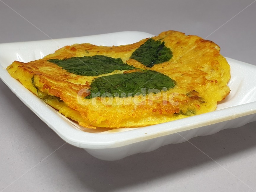 녹두전,전,한국음식,전통음식,명절음식,한국요리,전통요리,명절요리,음식,food,koreafood,스티로품,사물,오브젝트,object,후식,디저트,간식,desert,dish,meal,styrofoam,지지미,치지미,찌지미,깻잎,식물,plants,야채,채소,빈대떡,nokdujeon,mungbeanpancake,bindaetteok,부침개