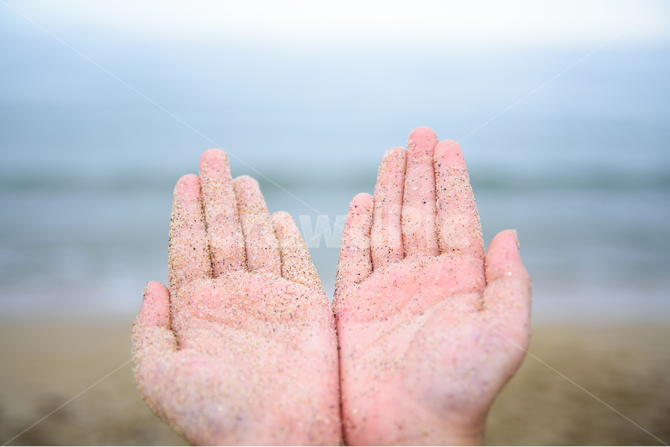 여행,사람,바닷가,바다,모래,손,자연,해변,휴가,휴식,힐링,바캉스,방학,여름,여름휴가,양손,모래사장,푸른,해변,바다,beach,sea,사람,인물,인간,human,person,신체일부,몸,body