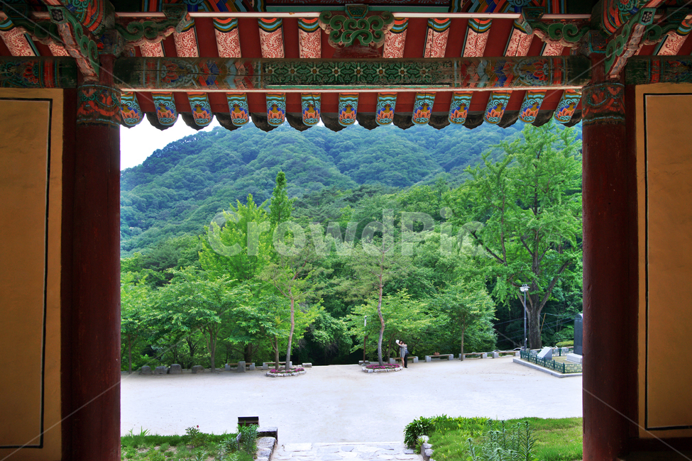 Cheongpyeongsa Temple,Joseon Dynasty,revolving door,Ambassador Bow,Chun Cheon,Obongsan Mountain,entrance door,1550,Treasure No 164