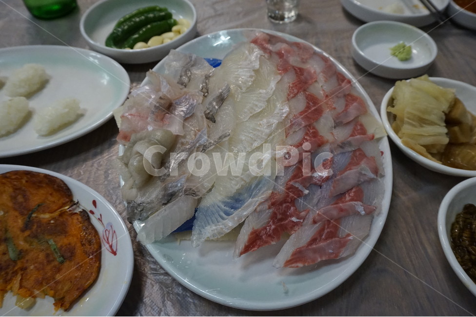 회,광어회,우럭,도다리,상차림,소스,회식,식사,야식,먹방,단백질,건강,다이어트,활어,물고기,fish,슬라이스,자르다,차리다,셋팅,set,정갈한,정리된,먹는,질감,투명,생선회,생선,바다,바닷가,먹다,스시,맛집,광어,맛있다,맛있는,cook,meal,dishes,수산물,해산물,fisheryproducts,seafood,날것,생것,싱싱한,신선한,참치,와사비,요리,모듬회,회모듬,음식,food,식재료,음식,식재료,요리,food,cook,meal,dishes,food reserves,수산물,해산물,fishery products,seafood