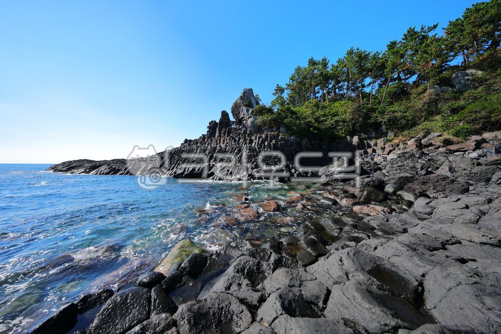 sky,Cliff,nature,cliff,tree,Columnar joints,water,sea,cloud,rock,rock wall,Beach,Coast,outdoors,ocean,Daepodong Columnar Joint