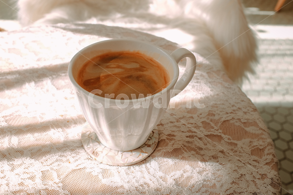 cafe,카페,아늑,빛,조용,실내,그림자,shadow,rest,테이블,컵,원목의자,물컵,레이스,햇빛,커피,coffee,테이블보,아메리카노,커피,카페,coffee,cafe