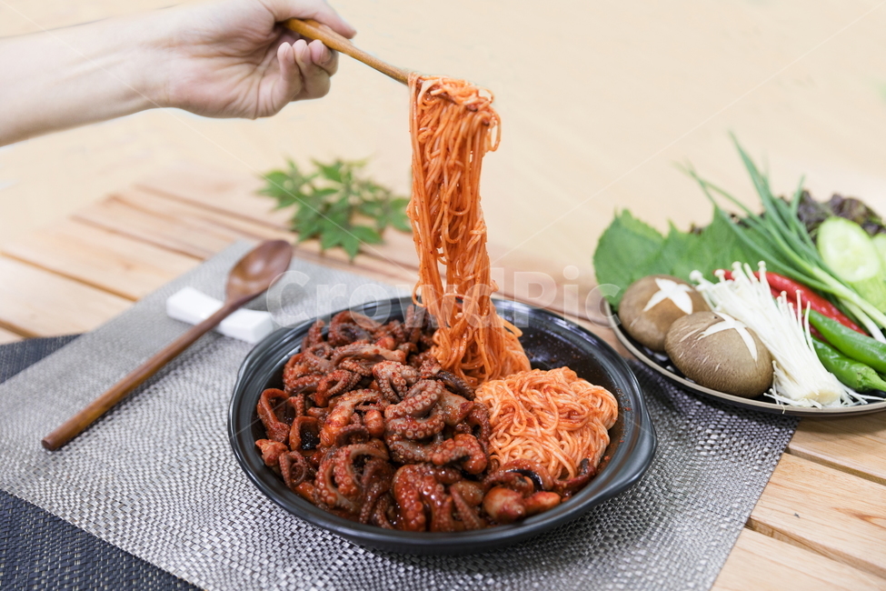 주꾸미,요리,다이어트,매운음식,식기류,건강식,조리법,그릇,테이블,식사,맛있다,먹다,별미,낙지,문어,맵다,짜다,준비,숟가락,식탁,붉다,해산물,바다요리,재료,배고프다,무침,볶음,식당,밥,볶다,젓가락,매콤하다,양념,국수,술안주,사람,인물,인간,human,person,신체일부,몸,body,음식,식재료,요리,food,cook,meal,dishes,food reserves,면류,면요리,noodles,한식,한국음식,한국요리,korean food,korean dishes,korean meal,korean cook