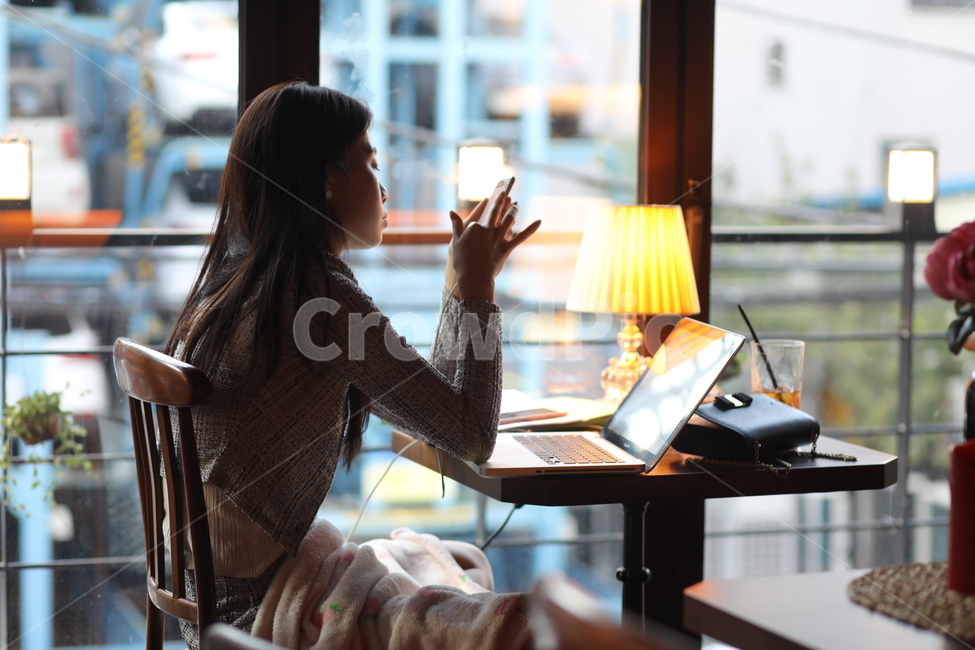 사람,human,person,컴퓨터,pc,computer,electronics,cafe,카페,work,일하는모습