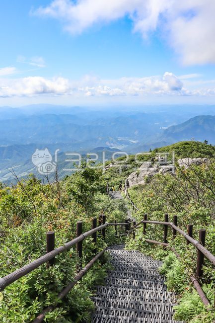 mountainrange,Baekdudaegan,top of the mountain,sky and mountains,summit,Deogyusan Mountain,mountain climbing,observatory,national park,mountain,road,railing,ridge,highlands,nature,natural environment,mountain range,hiking trail,outdoors,mountainclimbing,M