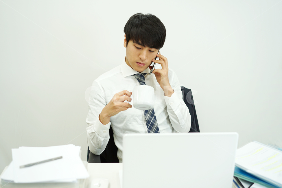 비즈니스,사업가,직장인,회사원,업무,사무실,책상,노트북,남자,남성,통화,전화,사람,인물,인간,human,person,남성,남자,man,male,산업,industry,industrial,비즈니스,사업,business,service,work