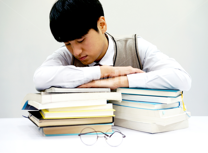 수능,교육,공부,스터디,교복,학생,남학생,고등학생,남고,수업,취침,잠,피곤,스트레스,책,교재,시험,모의고사,기말고사,시험기간,입시,사람,인물,인간,human,person,얼굴표정,facial expression,face,남성,남자,man,male,감정표현,기분,feeling,emotion,교육,학교,공부,education,learning,study,school