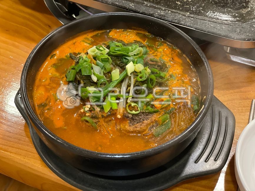 해장국,뼈해장국,해장,뼈다귀,음식,뚝배기,국물,감자탕,매콤,칼칼,돼지고기,들깨,양념,우거지,고기,감자,당면,국밥,food,meal,hangoversoup,hangover,식사