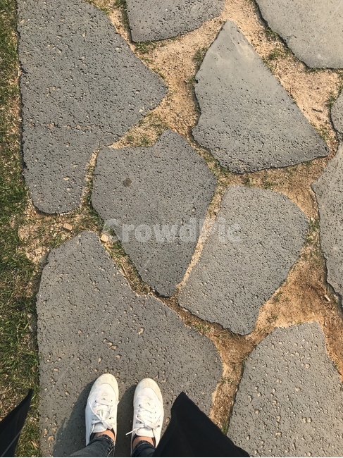 walkway,보도,path,통로,stone,돌바닥,운동화