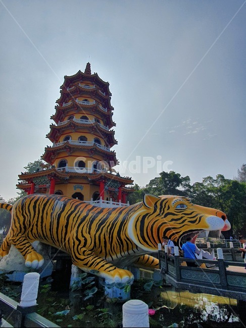 용호탑,tower,건물,건축물,pagoda,가오슝,대만,temple,용,호랑이,tiger,dragon