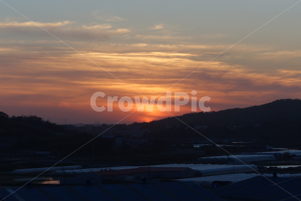 석양,해,구름,산,하늘,자연,풍경,nature,landscape,outdoors,옥외,dusk,황혼,sunset,일몰,sky,dawn,새벽,red sky,붉은 하늘