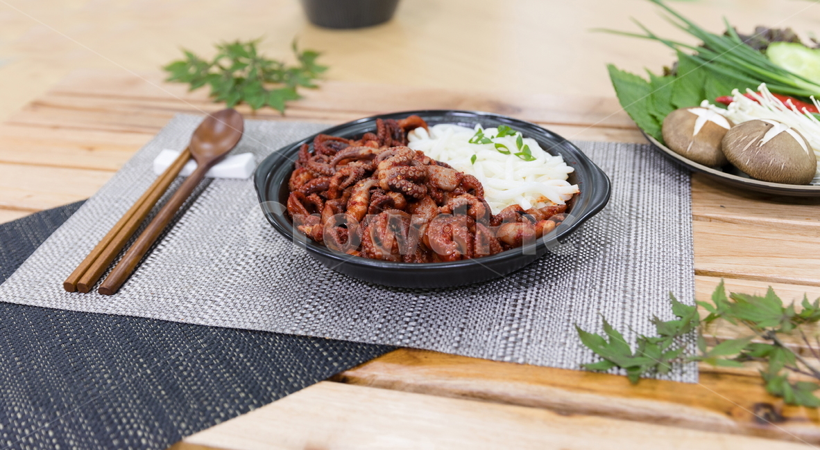 주꾸미,요리,다이어트,매운음식,식기류,건강식,조리법,그릇,테이블,식사,맛있다,먹다,별미,낙지,문어,맵다,짜다,준비,숟가락,식탁,붉다,해산물,바다요리,재료,배고프다,무침,볶음,식당,밥,볶다,젓가락,매콤하다,양념,국수,술안주,음식,식재료,요리,food,cook,meal,dishes,food reserves,한식,한국음식,한국요리,korean food,korean dishes,korean meal,korean cook