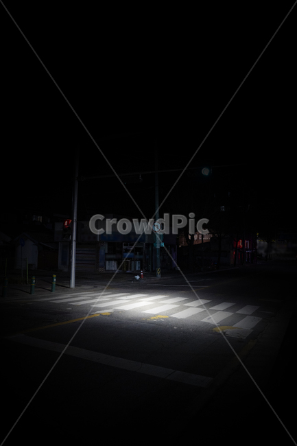 횡단보도,신호등,길,빨간불,파란불,신호,야경,밤,풍경,nightscape,night,landscape,asphalt,아스팔트,road,도로