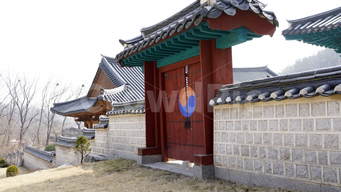 한국,전통,역사,문화,유교,한옥,지붕,기와,조선,대문,태극,태극기,담벼락,돌담길,유적,나무,하늘,바위,돌,벽돌,벽,담,한국전통,한국문화,korean traditional,korean culture