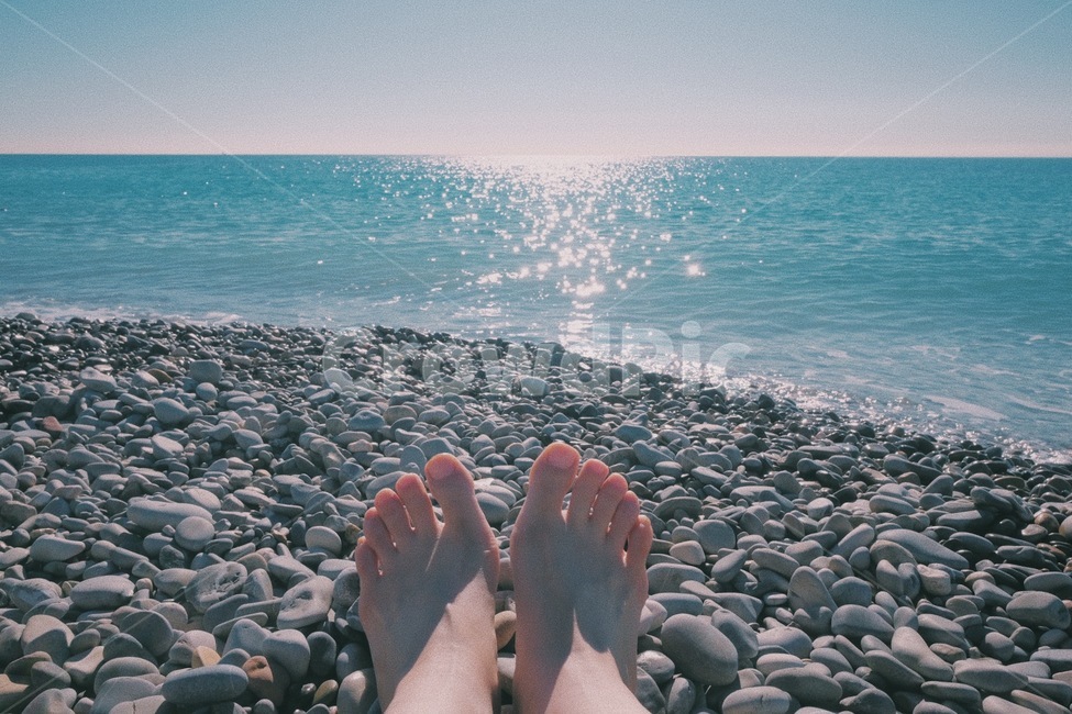 바다,여름,찬란,윤슬,반짝반짝,태양,눈부신,빛,물결,물,자갈,바닷가,해변,니스,감성사진,여름,계절,summer,season,여행,휴가,traveling,vacation,trip,감성,sensible,feeling,휴식,힐링,rest,relaxation,healing,pebble,다루기 완고한 동물