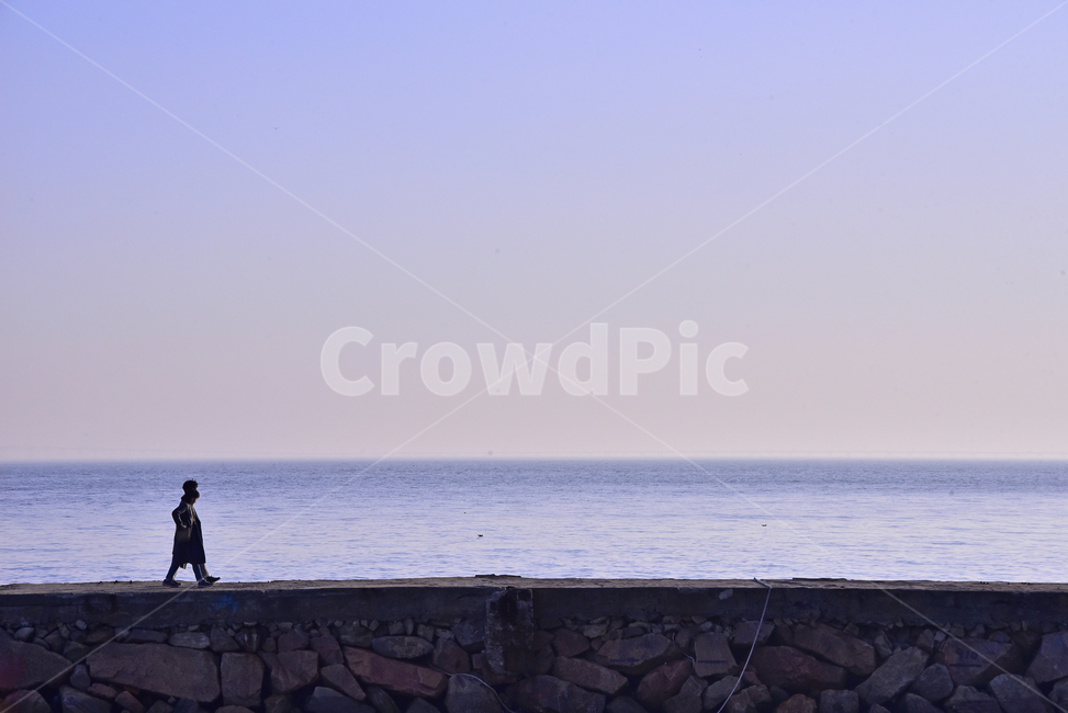 바다,연인,커플,남녀,한쌍,걷다,워킹,방파제,물,sea,잔잔한,해질녘,human,인간,person,사람,야외,옥외,힐링,아웃도어,배경,바탕,백그라운드,walking,나란히,대화,함께,투게더,together,지평선,자연,풍경,nature,landscape