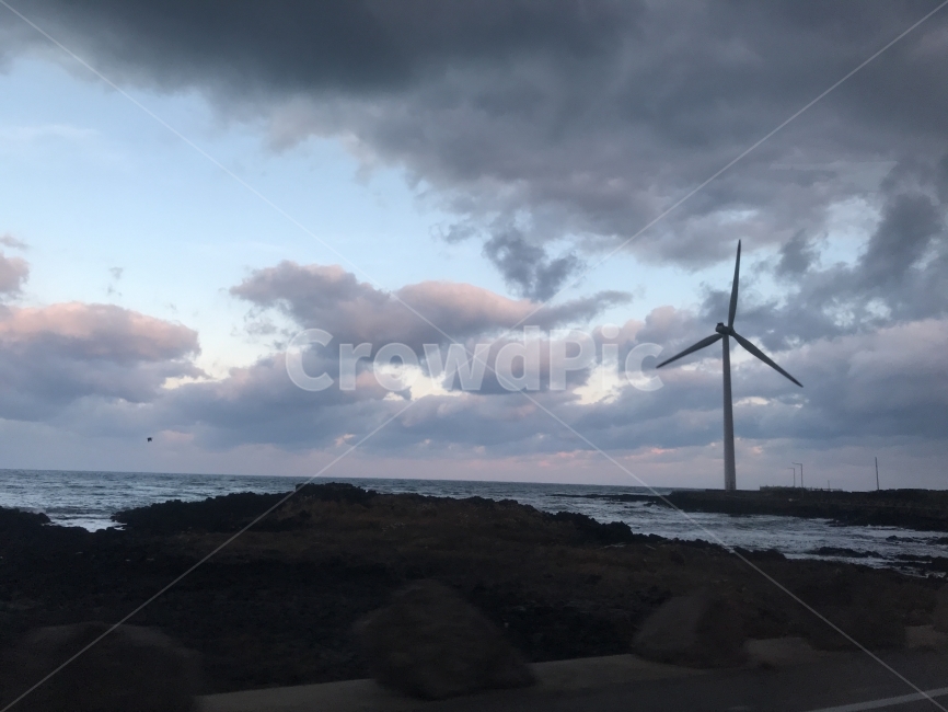 제주도,바다,바람,구름,바람개비,풍력발전,자연,풍경,nature,landscape,한국자연풍경,한국자연경관,korea nature landscape,해변,바다,beach,sea,제주도,jeju,jeju island,산업,industry,industrial,에너지산업,energy industry,engine,엔진,machine,기계,motor,모터