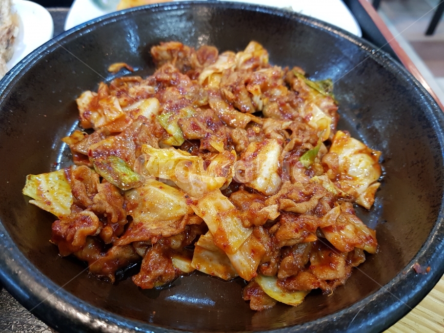 제육볶음,전통,음식,한식,고기,김치,식사,요리,접시,돼지고기,레스토랑,배경,매운,야채,스타일,고추장,빨강,칠리,한국요리,음식,식재료,요리,food,cook,meal,dishes,food reserves,육류,고기,meat,한식,한국음식,한국요리,korean food,korean dishes,korean meal,korean cook