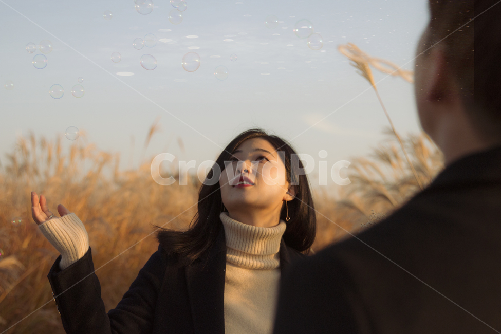 커플,연인,사랑,하늘공원,모델,갈대밭,비누방울,사람,인물,인간,human,person,여성,여자,woman,female,lady