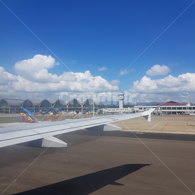 airport,공항,airfield,비행장,여행,하늘,구름,비행기,해외,해외여행,비행기날개,푸른하늘,푸른색,착륙,이륙