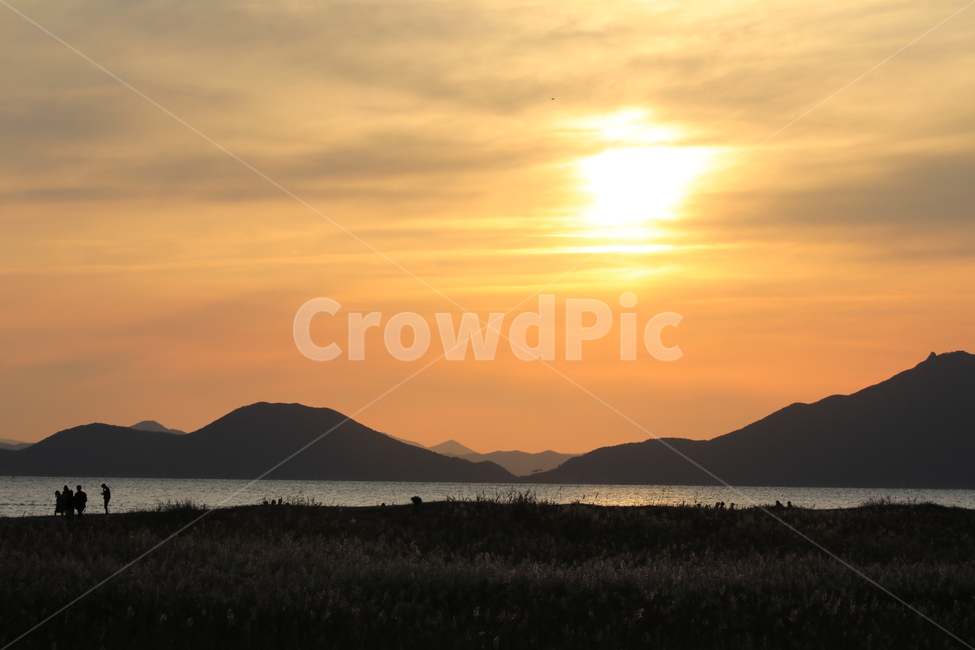 일몰,야경,해질녘,태양,노을,역광,자연,풍경,nature,landscape,outdoors,옥외,sky,하늘,dawn,새벽,dusk,황혼,sunset,red sky,붉은 하늘,mountain range,산맥,mountain,산