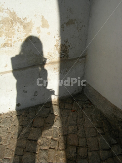 그림자,사람그림자,구석,혼자,명암,나홀로,돌바닥,shadow,인물실루엣,사람실루엣,character silhouette,human silhouette,walkway,보도,path,통로,flagstone,판석