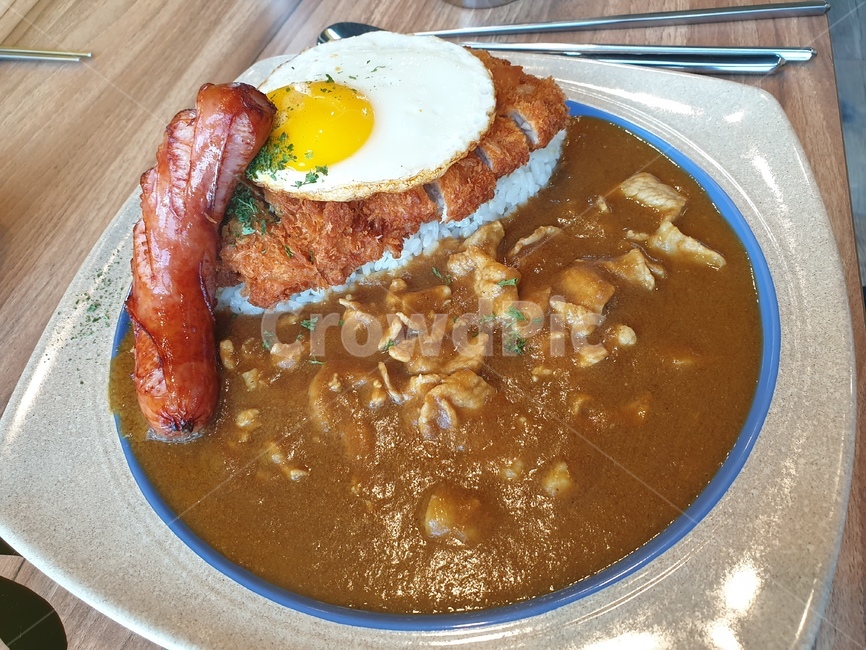 커리,음식,돈까스,소시지,계란후라이,점심,포크커리