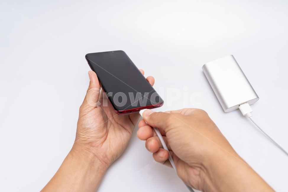 phone,전화,electronics,전자제품,cellphone,mobilephone,휴대전화,human,인간,person,사람,스마트폰,휴대폰,핸드폰,모바일,배터리,밧데리,외장,보조,충전,공급,에너지,전기,기다림,구속,속박,고정,대기,탈출,케이블,선,오브젝트,손,통신,보조기기,전자기기,디지털,스크린,정보통신기술,전자기기,전자제품,it,information,technology,electronic equipment