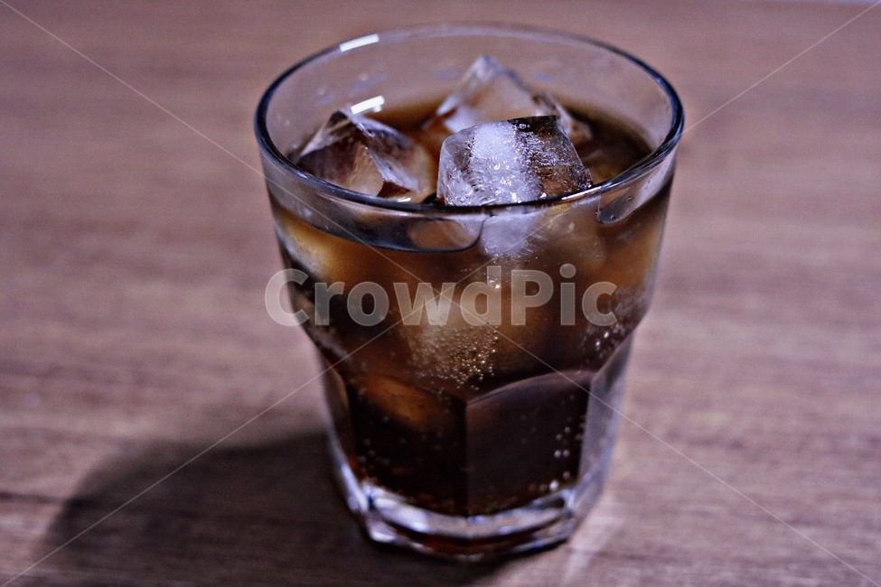 탄산음료,음료,음료수,얼음,유리,유리잔,컵,음식,마실것,시원함,beverage,drink,glass,음료수,drink,beverage