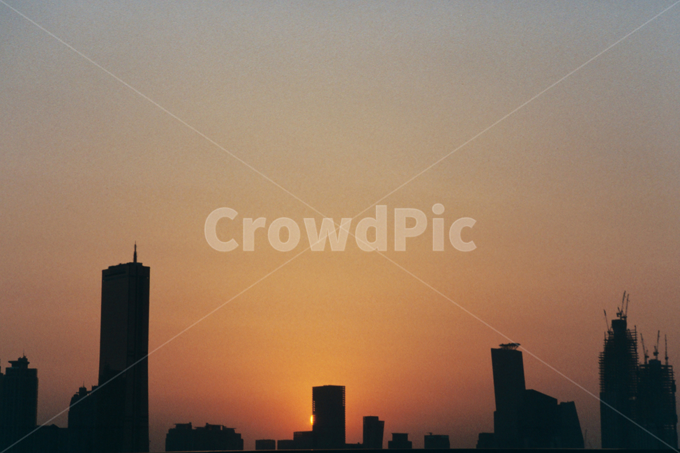 역광,노을,해질녘,도심,일몰,하늘,건물,도시,해넘이,저녁노을,sunset,sky,도시,풍경,city,landscape,실루엣,그림자,silhouette,shadow,nature,자연,outdoors,옥외