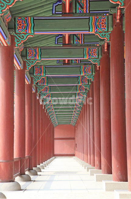 회랑,궁,고궁,궁궐,경복궁,복도,기둥,나무,나무기둥,건축,전통,전통건축,한국,한국전통,길,한국전통,한국문화,korean traditional,korean culture,건축물,건물외관,exterior,building,structure,architecture,construction
