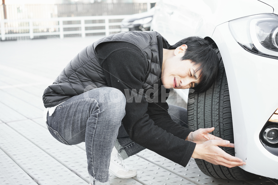 자동차,차량,차량사고,접촉사고,후방주차,주차,남자,사고차량,얼굴표정,감정표현,머리아픔,사람,인물,인간,human,person,얼굴표정,facial expression,face,남성,남자,man,male,감정표현,기분,feeling,emotion,교통,교통수단,traffic,transportation
