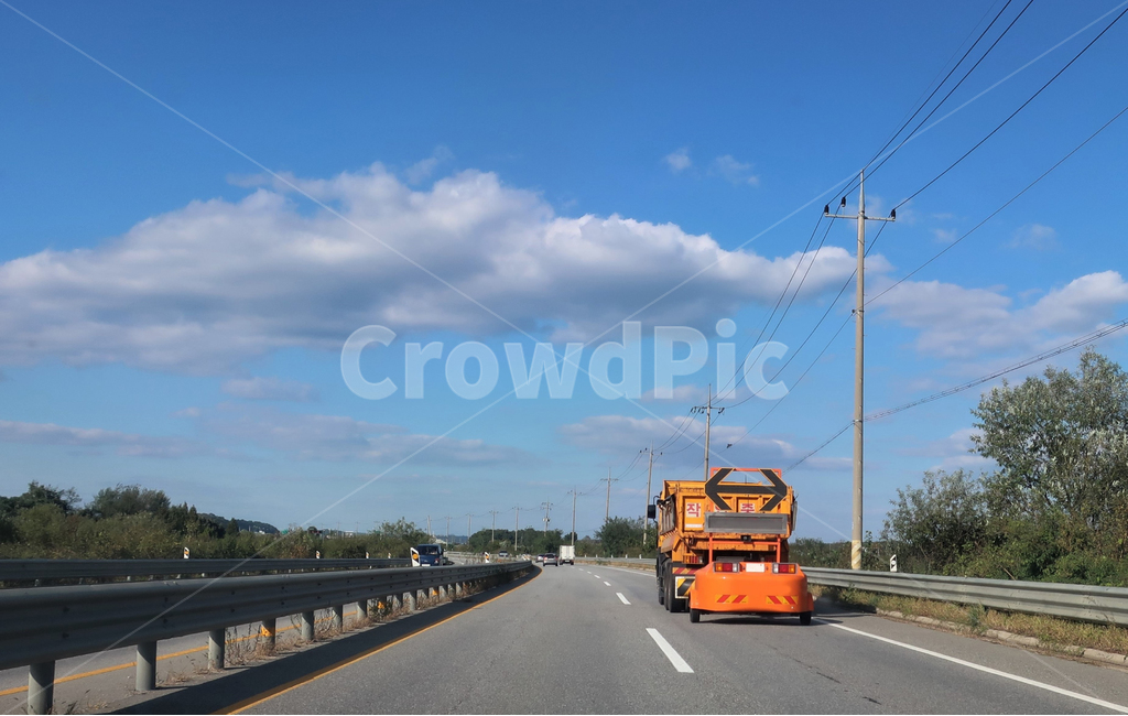 도로,시공,공사,시설,차량,안전,화살표,안내,화물,트럭,교통,교통수단,traffic,transportation
