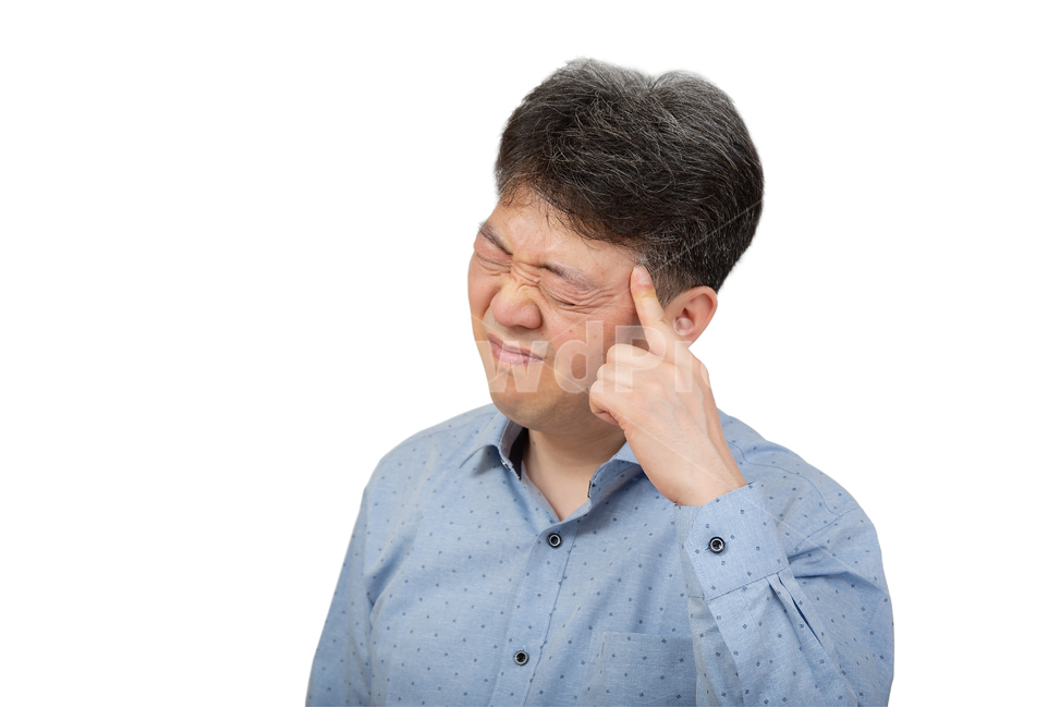 두통,감기,통증,남자,질병,남성,1인,상반신,흰색배경,누끼,하얀색배경,성인남자,아빠,한국인,일본인,중국인,아시아인,중년,40대,50대,하얀배경,중장년,건강,건강관리,의료,보건,알레르기,알러지,고민,편두통,아픈,표정,컨디션,인물,고통,아품,몸살,병,스트레스,지친,피로,피곤한,실패,부정적,컨디션나쁨,사람,인물,인간,human,person,얼굴표정,facial expression,face,남성,남자,man,male,감정표현,기분,feeling,emotion,의료,의학,병원,medical,hospital,clinic,누끼,remove background