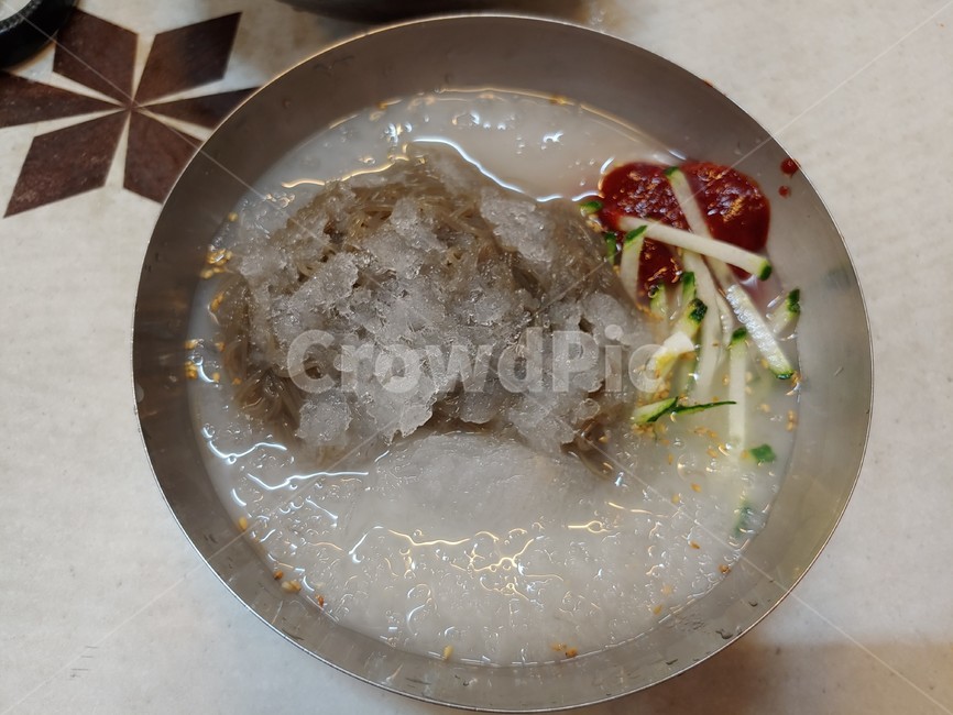 냉면,살얼음,물냉면,양념장,오이,면요리,육수,시원한,스텐레스,식탁,테이블,식당,맛있는,쫄깃한,음식,여름메뉴,cold,ice,noodles,yummy,food,delicous,menu,table