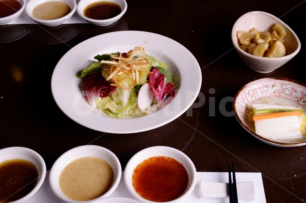 샐러드,접시,음식,야채,에피타이저,양상추,야채샐러드,salad,lettuce,appetizer,food,소스,반찬,무,단무지,젓가락,배추,음식,식재료,요리,food,cook,meal,dishes,food reserves,채소,야채,vegetables