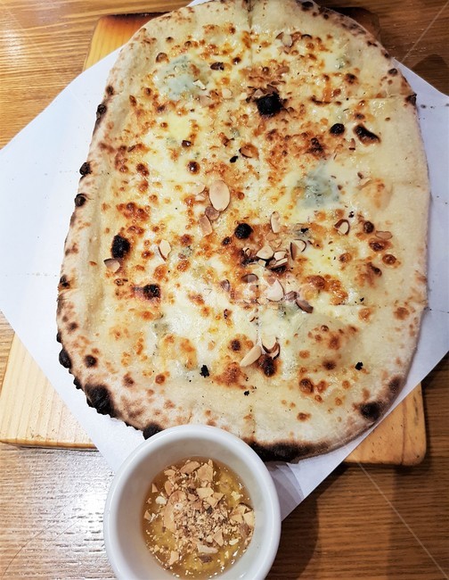 피자,고르곤졸라피자,꿀,먹다,맛있는,이탈리안,음식,pizza,honey,eating,delicioous,italian,food,음식,식재료,요리,food,cook,meal,dishes,food reserves,양식,서양음식,서양요리,western food,western dishes,western meal,western cook