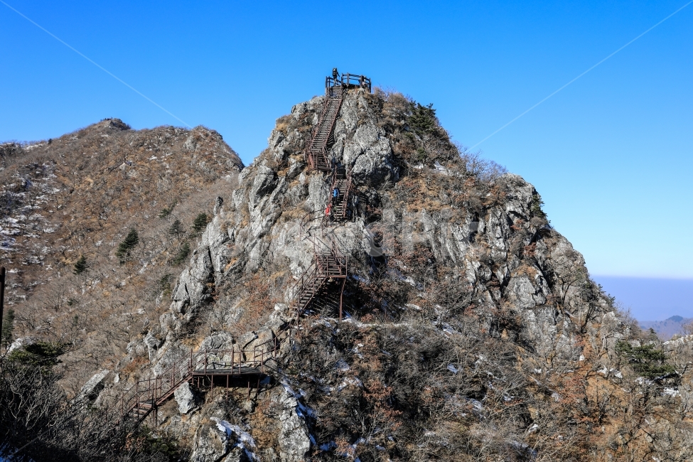 남덕유산,계단,중봉,바위,암석,산,자연,등산,산행,정상,남덕유산정상,전망대,나무,암릉,등산객,climbing,mountain,mountains,mountaineering,tree,peak,겨울,계절,winter,season,자연,풍경,nature,landscape,한국자연풍경,한국자연경관,korea nature landscape,outdoors,옥외