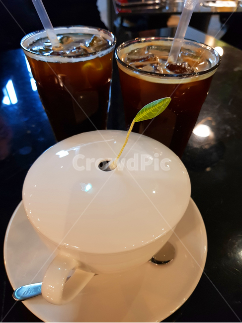 아메리카노,허브티,캐모마일,카페,식탁,나뭇잎,녹색,얼그레이,홍차,에스프레소,숟가락,티,감성,검정,대리석,갈색,풍미,흰색,접시,컵,빨대,얼음,인테리어,커피,카페,coffee,cafe