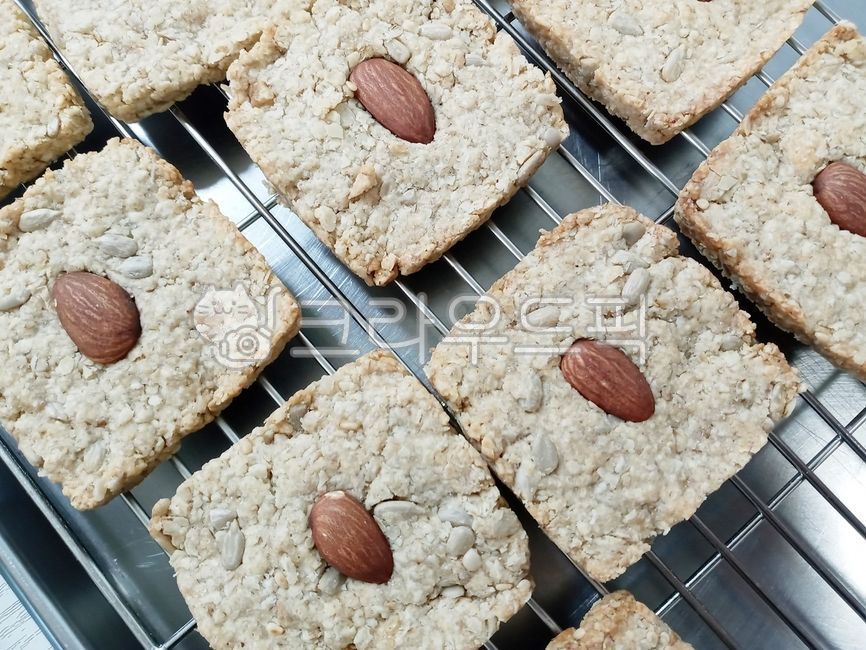 Cookies,sweets,pastry,confectionery,home baking,dessert,snack,snacks,home baking,cookies,dessert,oatmeal cookies,low sugar cookies,healthy cookies,oatmeal cookies,nuts,almonds