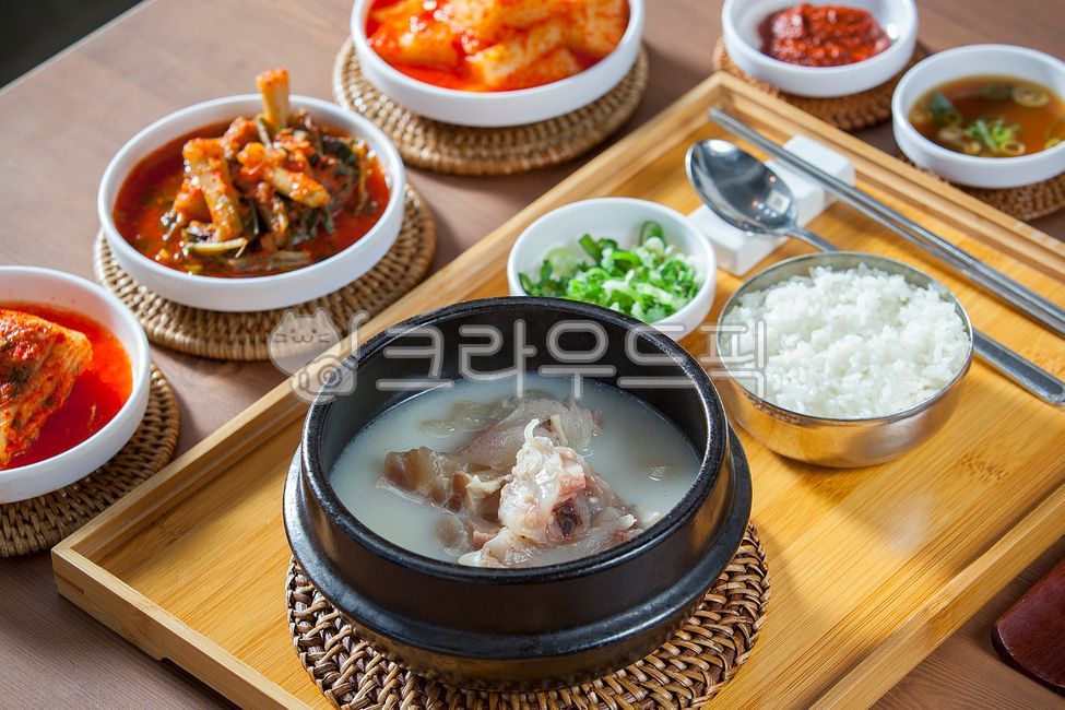 tray,Spoon holder,Radish kimchi,bone broth,Haejangguk,Korean beef gomtang,Korean beef,sauce,air,bowl,rice,food,air rice,meal,Dogani soup,Korean beef meat,Oxtail soup,Crucible meat,cooking,Korean beef broth,support