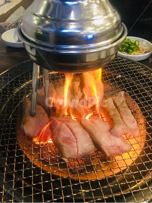 고기,항정살,삼겹살,불,숯불,연기,그릴,집게,굽기,맛있는,식당,화로